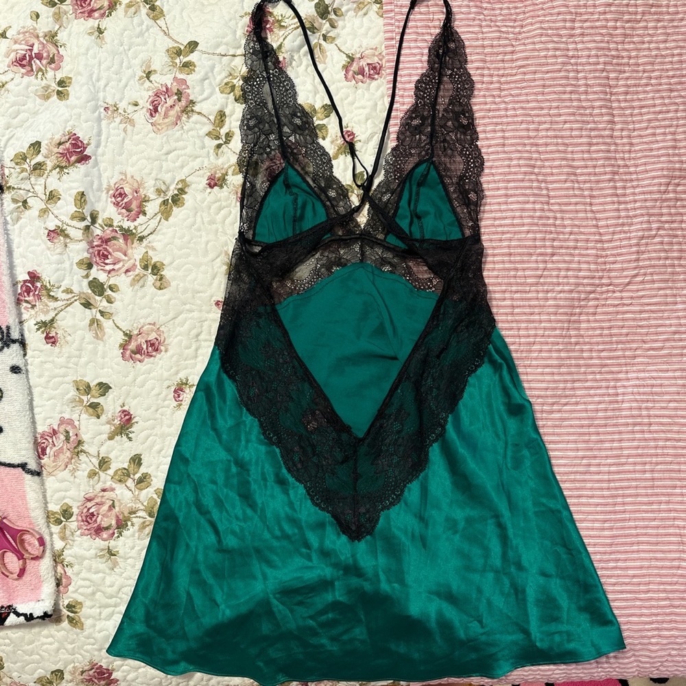victoria’s secret emerald green and black lace slip dress. marked size M. - Picture 2 of 3